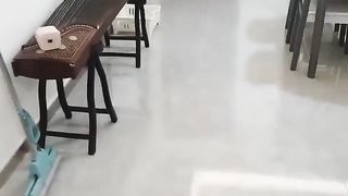 【69堂免费视频】不容错过，最近超火的眼镜御姐看着闺蜜被操，这玩法就问爽不爽