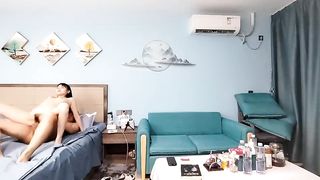 【69堂免费视频】高清拍摄甜美少妇  聊聊天沙发床上轮换着操 抬腿抽插抱着屁股骑坐 扶着腰往上顶非常耐操