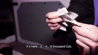 【69堂免费视频】困在沙发下的室友被我趁虚而入