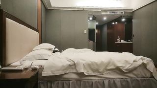 【69堂免费视频】 叼着烟齐逼短裤外围少妇 迫不及待撩起衣服揉奶子 镜头前深喉口交 扶着屁股后入撞击