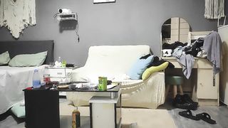 【69堂免费视频】今夜换外围 2600网约漂亮女神 粉胸翘臀 沙发女上位激情四射 兄弟围观尤物高潮