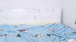 【69堂免费视频】混血小美女激情3P，一个拍一个干全程露脸黑丝情趣身材不错