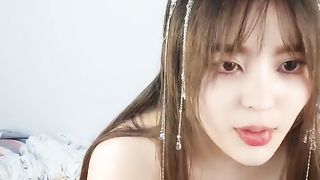 【69堂免费视频】皮肤白皙身材苗条性感妹子牛仔裤性感翘臀