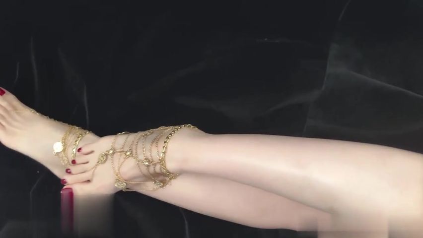 【69堂免费视频】异域风情的青春美少女骚b格外嫩