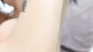 【69堂免费视频】无毛小穴骑乘位，屌太大慢慢没入