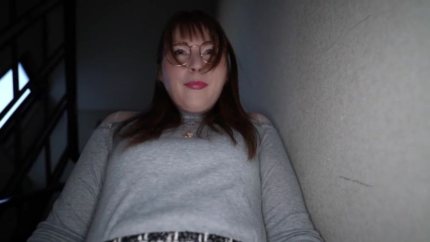 【69堂免费视频】蹲下来插入一个超大的肛塞，然后蒙上眼睛准备了两个大黑鸡巴