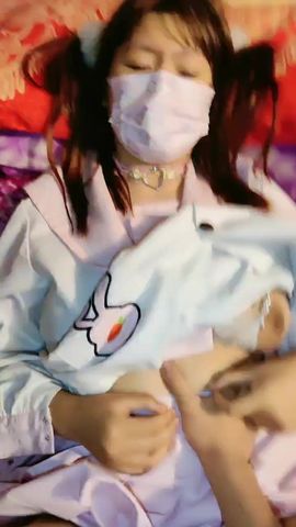 【69堂免费视频】乖乖女双马尾萝莉嫩妹子  萝莉装拔下内裤掰穴  毛毛挺浓密第一视角正入  特写进进出出抽插 搞得妹子娇喘呻吟