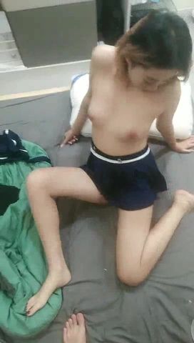 【69堂免费视频】阴毛刚长一点就刮 小逼很紧 无套口爆！