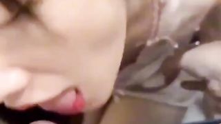 【69堂免费视频】反差小姨妈_这么急吗？公共卫生间直接开搞，清纯颜值反差表情看着也太爽了