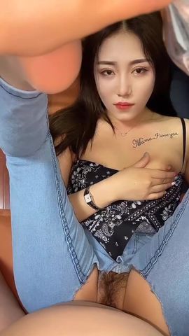 【69堂免费视频】性感开档牛仔丝袜，看着欲望满满，无套一滑就进去了，缓慢加快速度，’爽。用力顶我‘，射在稀松的阴毛上！