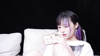 【69堂免费视频】超可爱的妹子，娇羞的样子真是让人十分怜爱，好想抱起来炒_DeWatermark