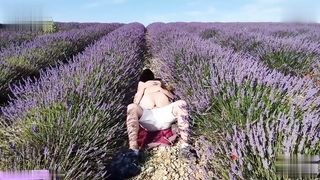 【69堂免费视频】为求刺激蓝天白云来到郊外和大鸡吧男友野战_被操边驱赶蚊虫还要不时观察着来人_上位打桩无套内射白虎