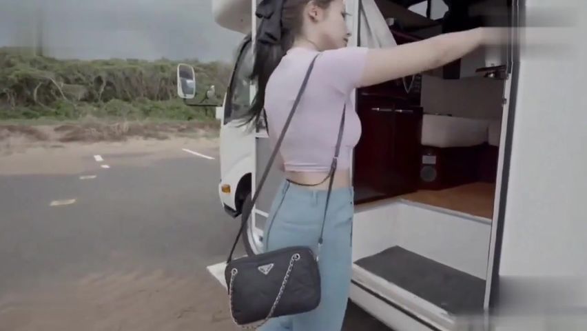 【69堂免费视频】漂亮美女吃鸡啪啪_身材超棒_前凸后翘_奶大屁屁大_大白天在野外房车上被黑祖宗无套输出