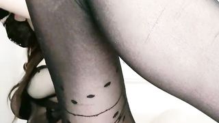 【69堂免费视频】❤黑丝美腿高跟鞋，尤物网红女神，一线天馒头粉穴，水晶假屌美臀骑乘，特写视角，深插小骚逼