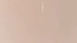 【69堂免费视频】四眼人妻、生完孩子还没断奶就开始偷情了，奶水滴不完，狂艹娇喘不已！