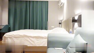 【69堂免费视频】约啪高颜值文学系萝莉美女，又白又直的青