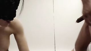 【69堂免费视频】淫荡骚御姐，3P激情名场面，爆乳大长腿，抓着两根屌轮流吃，边操逼边插嘴，骑乘位自己动