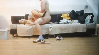 【69堂免费视频】超极品的小少妇，颜值很高沙发上调情揉奶抠逼吃奶子，对着镜头各种抽插爆草，浪荡呻吟秒硬了