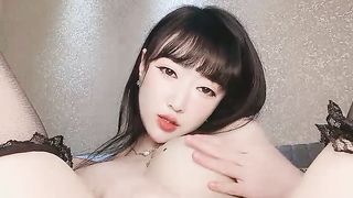 【69堂免费视频】网红美女近期下海特别肥唇粉穴张开双腿特写