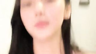 【69堂免费视频】长腿少女把芒果塞到逼逼里面两片阴唇都翻出来了