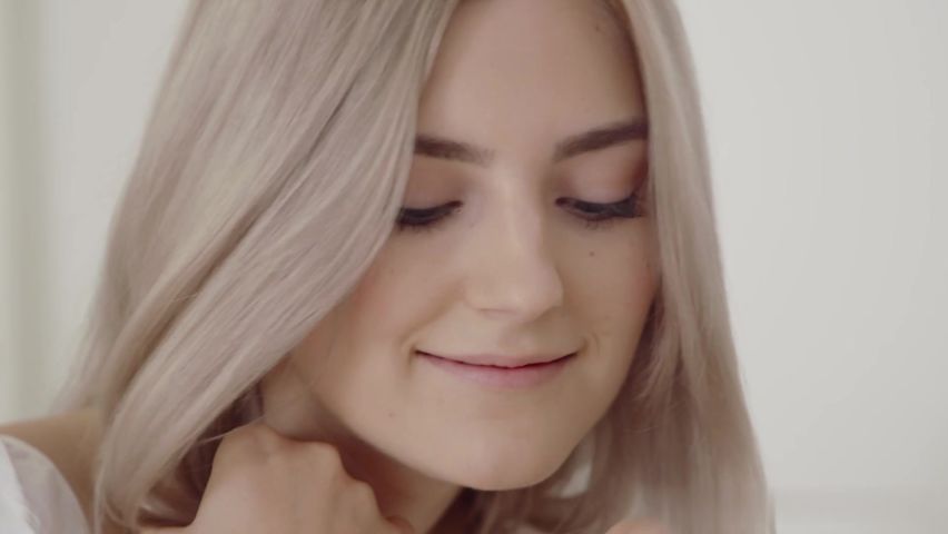 【69堂免费视频】电话与情人在家操骚逼