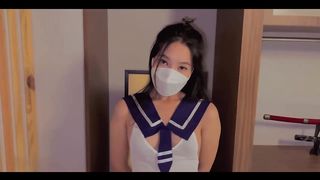 【69堂免费视频】“哥哥你快出去！”发现水手服coser继妹在卧室里自慰忍不住对她抚慰