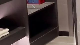 【69堂免费视频】小学妹被操的时候主动要求掐脖子！还是个反差小m呢