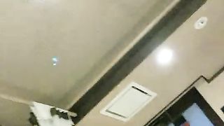 【69堂免费视频】俊男靓女激情3P玩弄风骚小母狗，渣男接了杯尿给骚逼喝真淫荡，一起鸳鸯浴，玩奶子弄逼被男人草了被女人草