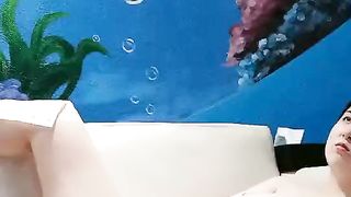 【69堂免费视频】大奶子女同姐妹花的诱惑，全程露脸酒店水床上玩耍，揉奶舔逼带着假鸡巴的姐姐安耐不住要草她，精彩刺激不断