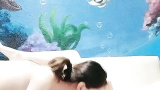 【69堂免费视频】大奶子女同姐妹花的诱惑，全程露脸酒店水床上玩耍，揉奶舔逼带着假鸡巴的姐姐安耐不住要草她，精彩刺激不断