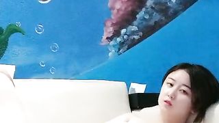 【69堂免费视频】大奶子女同姐妹花的诱惑，全程露脸酒店水床上玩耍，揉奶舔逼带着假鸡巴的姐姐安耐不住要草她，精彩刺激不断