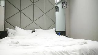 【69堂免费视频】大长腿颜值肉感美女，加钟再干一炮，舔屌口交硬了直接操，正入打桩机持续输出干射