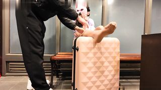 【69堂免费视频】女友穿着制服一下飞机就让我舔她的丝袜