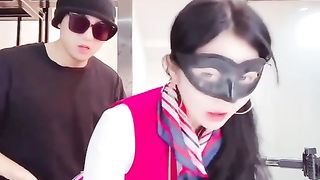 【69堂免费视频】穿着空姐制服的女友丝袜勾引