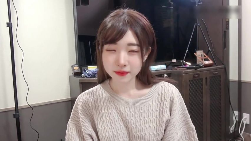 【69堂免费视频】特别爱笑 甜甜的 很招人喜欢，初恋般的感觉，很敏感 玩弄一会就颤抖，干一会气喘吁吁