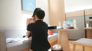 【69堂免费视频】长相甜美白色T恤妹子，近距离特写扣弄一线天粉穴，后入抽插表情清晰可见