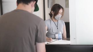 【69堂免费视频】银行职员一边给客户办理业务一边柜台内偷偷做爱