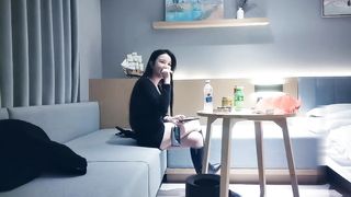 【69堂免费视频】女神大胸粉嫩摁倒在床舔，娇喘魅惑物超所值