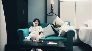 【69堂免费视频】操完加钟小天来操，沙发上掰穴无套抽插，上位骑坐大力猛操