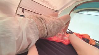 【69堂免费视频】野外露营时，直接掏出鸡巴塞进她嘴里。