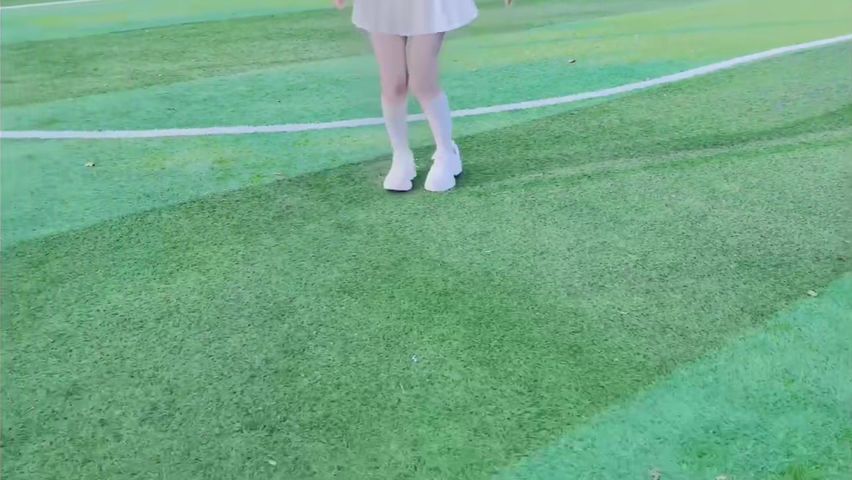 【69堂午夜视频】足球少女的浪漫邂逅：嫩足学妹的高潮！