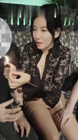 【69堂午夜视频】名媛女神李雅KTV陪客户 被3P内射 对白刺激