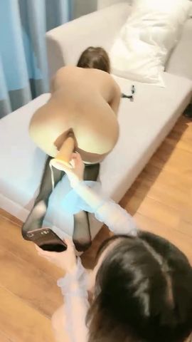 【69堂午夜视频】酒醒后姐妹双双齐发骚，玉臀并排高耸，牡丹含露涓涓，柳腰玉股尽展现，风流郎轻担腿上肩