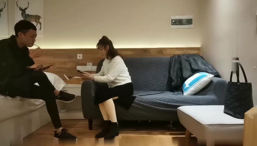 【69堂午夜视频】高颜值妹子很有镜头感口交口爆，屁股超会迎合，夹腿这招很不错