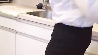 【69堂午夜视频】性感正妹OL 下班下厨被强上