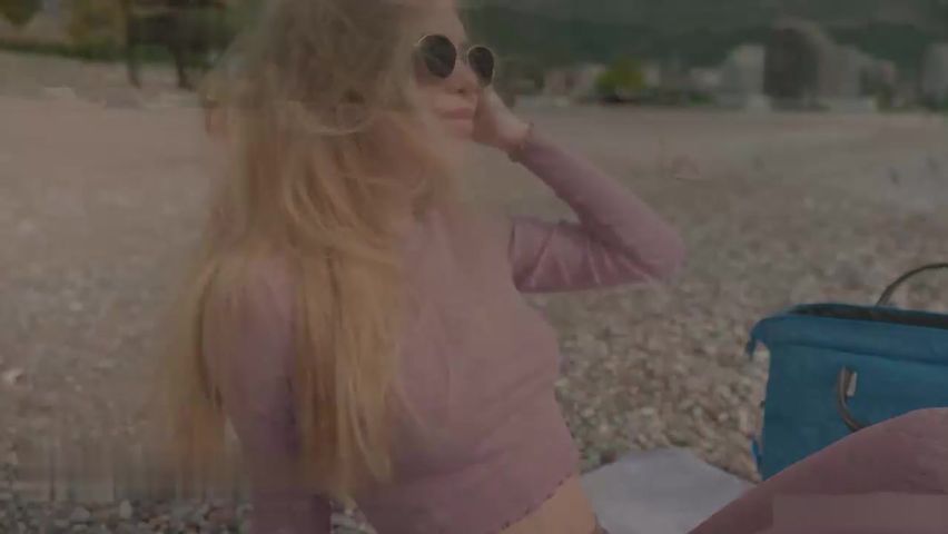 【69堂午夜视频】用第一人称视角出轨妻子找了个娇小魔鬼身材的骚逼猛操