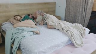 【69堂午夜视频】继父误将继女当成妻子失去肛门贞操连带着骚逼一起干了光干菊花不够过瘾