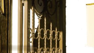 【69堂午夜视频】邀请两名男子到家中进行双插两根大鸡巴一起操骚逼装不下轮流进攻高潮连连