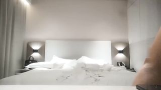 【69堂午夜视频】约了个性感长发牛仔裤妹子啪啪侧入大力猛操