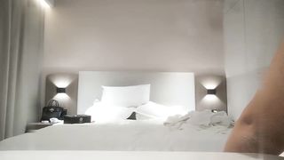 【69堂午夜视频】约了个性感长发牛仔裤妹子啪啪侧入大力猛操